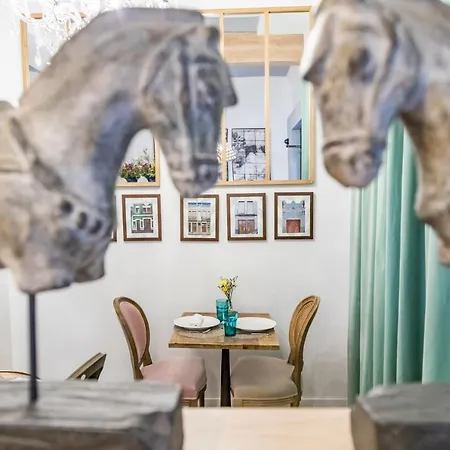 Maison Reina Bed & Breakfast 3*